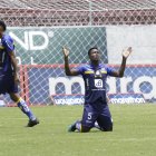 Los jugadores del Delfín festejan tras conseguir la victoria en su visita al Aucas.