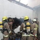 Bomberos ingresan al edificio para calmar las llamas.