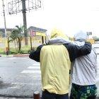 Dos hinchas de Barcelona se lamentan por lo sucedido.