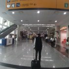 GUAYAQUIL. Nunca está quieto. Sube y baja, a veces sin hacer nada; en otras, brindando información a los viajeros.