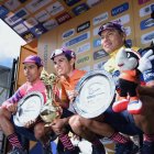 Jonathan Caicedo (d) en el podio del Tour Colombia junto a sus compañeros del EF Pro Cycling, Daniel Martínez y Sergio Higuita (c).