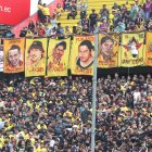 Los integrantes de la barra Sur Oscura vistieron de negro en señal de luto