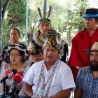 Jaime Vargas (c) brinda declaraciones a medios de comunicación en la plaza Calderón de Cuenca.