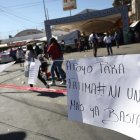 Habitantes de la comunidad de Tulyehualco, en Ciudad de México, tendieron un cordón con frases de apoyo a los familiares de Fátima, hallada sin vida cerca del lugar, este lunes en México.