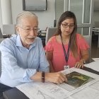 Sergio Flores y Gabriela Cuenca indican la ubicación y trazado de la futura vía.