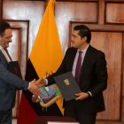 El representante del Centro de Desarrollo de la OCDE, Federico Bonaglia, junto al ministro de Ecomomía y Finanzas, Richard Martínez.