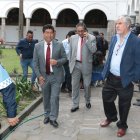 El alcalde de Quito Jorge Yunda (i) y el asesor externo, Fernando Carrión presentaron el Estatuto Autonómico de Quito