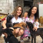 A la izquierda, Daysi Zambrano junto a la publicista Tatiana Elizalde, en compañía de varios canes adoptados.