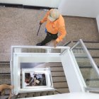 Los usuarios llegan cansados hasta los últimos pisos del edificio donde funciona la Defensoría del Pueblo, cuyo elevador está dañado.