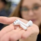 La batería de los FreeBuds ofrece 4 horas de reproducción continua, mientras que su carcasa los dota de 16 horas de duración adicional.