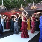 La coreografía les significó un mes de práctica, dirigidas por Marcela Sacoto, Alice Granda, Martha Martínez, Adriana Bigalli, María Claudia Santos, Claudia Baquerizo y Andrea Blanco.