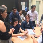 La coordinadora de la Defensoría del Pueblo en reunión junto a los estudiantes.