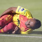 El momento de la lesión que sufrió Enson Rodríguez en el partido del martes 18 de febrero de 2020.