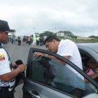 Revisión de placas, licencias, ventanas con películas antisolares, etc.