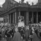 ROMA. Pío XII bendice a los jóvenes de la Acción Católica Gioventu, en la Plaza de San Pedro en el Vaticano.