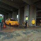 Construcciones. Trabajadores bajo la plataforma de la aerovía en la avenida Quito ayer en la mañana.