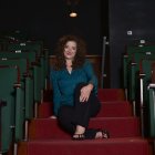 Fue de su padre, Raúl Guarderas, heredó su capacidad de ser irreverente, de jugar, de tomar la vida con descaro, reírse de sí misma y de las estructuras.