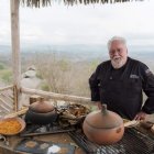 Fogón. El chef Walter Staib junto a un fogón ancestral, sobre el cual están las ollas de barro utilizadas por las antiguas culturas.