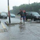 La lluvia de más de 6 horas que cayó ayer en Guayaquil provocó agua estancada en varios barrios, como se observa en la foto.