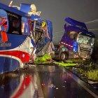 Un bus y un tráiler chocaron en la vía Guayaquil - Naranjal en la madrugada del sábado.