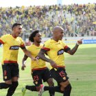 Ely Esterilla celebra el segundo gol de Barcelona, en el triunfo ante Delfín en el estadio Jocay.
