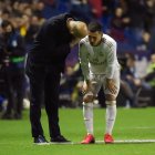 Zinedine Zidane conversa con Eden Hazard. El jugador salió lesionado y es duda para la Champions.