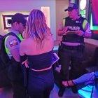 Cris conversa con la policía de Migración, le pregunta cómo puede legalizar su estadía en Ecuador.