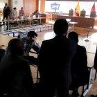 Los abogados de la defensa esperan la llegada de los jueces. La tensión se respira. La audiencia del Caso Sobornos está por empezar.