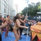 Las carrozas y bailarines desfilaron por la avenida 9 de Octubre.