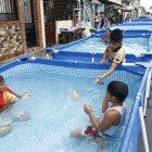 Calles. Las calles del suburbio porteño están repletas de piscinas plásticas.