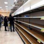 MILAN. Así se observan en estas horas la mayoría de supermercados de esta ciudad, como reacción al temor provocado por los casos de contagiados de coronavirus, en el norte del país.