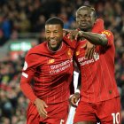 Sadio Mané (d) celebra su gol frente al West Ham en Anfield
