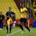 Fidel Martínez celebra el gol anotado a Cerro Porteño de Paraguay en el estadio Monumental.
