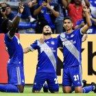 Robert Burbano (centro) es felicitado por Roberto Ordóñez (izquierda) y Jose Cevallos (derecha) después del segundo tanto ante el cuadro boliviano.