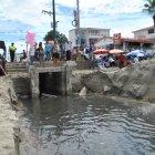 Desfogue. A mediodía, con la playa llena de turistas, se abrió la alcantarilla.