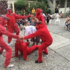 Ritual. Los ‘diablitos’ rodean a Martha Villavicencio, quien se mantiene firme con su Niño en la cuna de mimbre.