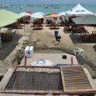 El sumidero en la playa de San Lorenzo está casi en contacto directo con los turistas.