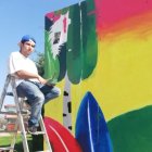 Georyo Ávila mientras pintaba el mural en Lepe, localidad donde reside.
