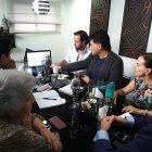 El Comité Pro Defensa de Urdesa revisa con el urbanista Luis Alfonso Saltos el plan.