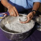 Arreglos. Así la Iglesia católica prepara el polvo que pone en la frente de los feligreses por Miércoles de Ceniza.