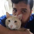 José Joaquín junto a su dueño Pablo, quien le cambió el nombre por el de Arthas.