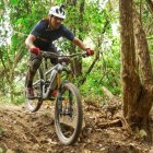 Un ciclista recorre el bosque protector Cerro Blanco