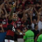 Gabriel Barbosa festeja el primer gol de Flamengo en la final de la Recopa Sudamericana.