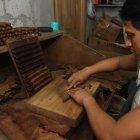 Elaborar. Una de las formas de elaborar el cigarro en el campo es ‘de piernas’.