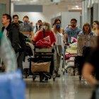 SAO PAULO. Pasajeros usan máscaras como precaución contra la propagación del nuevo coronavirus COVID-19 durante su llegada, hoyjueves, al Aeropuerto Internacional de esta ciudad.