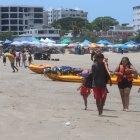 En esta época es usual ver a turistas llegar al cantón Salinas. Febrero es considerada como temporada alta.