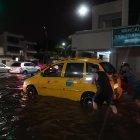 Urdesa. En este sector, los habitantes fueron pieza clave para ayudar a desplazarse a los conductores.