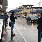 Usuarios del servicio de traslados Uber tienen que acceder a tarifas elevadas por la alta demanda.