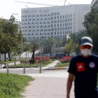 Un elemento de seguridad permanece en las afueras del hotel Crowne Plaza en Yas Island, Abu Dhabi, donde permanecen encerrados por seguridad ciclistas y miembros del cuerpo técnico del Tour de los Emiratos Árabes.