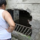 Los moradores rompieron parte de la pared para evitar inundaciones.